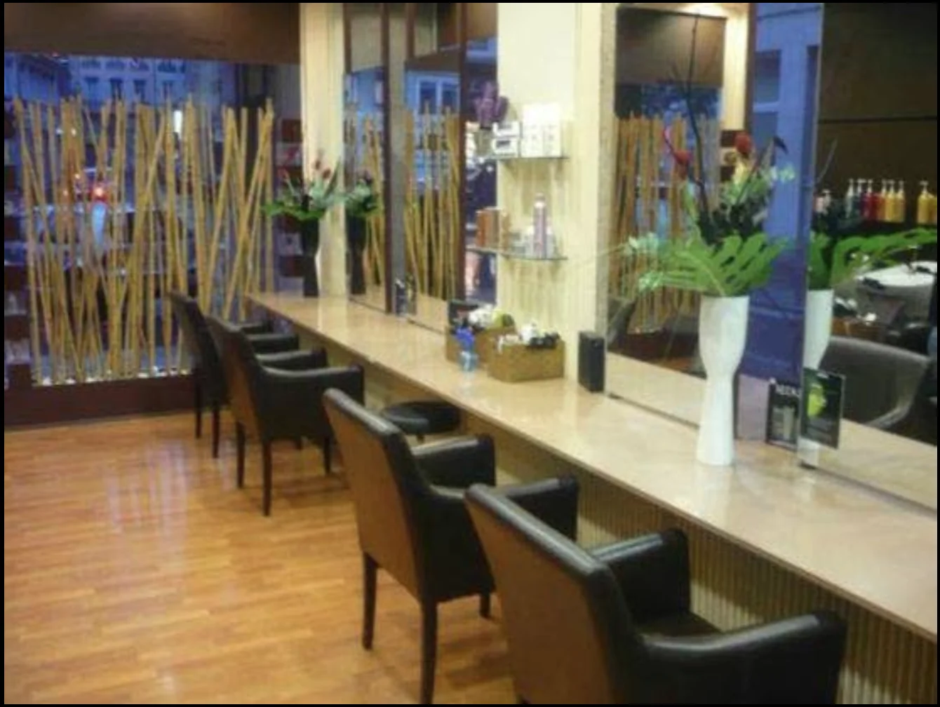 Postes de coiffage à l’intérieur du Salon Rive Droite