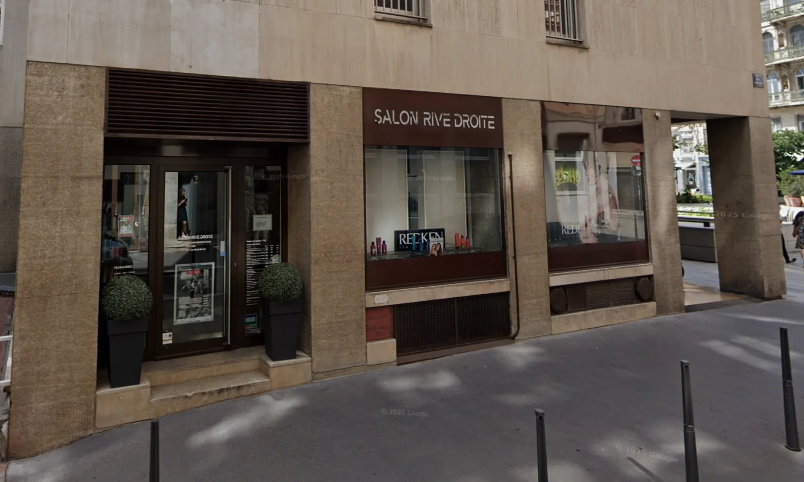 Devanture du Salon Rive Droite dans une rue de Lyon